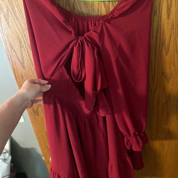 Beautiful open tie back dress - Picture 2 of 3